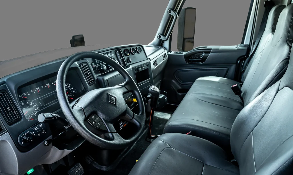 Volqueta HV607 International interior de cabina
